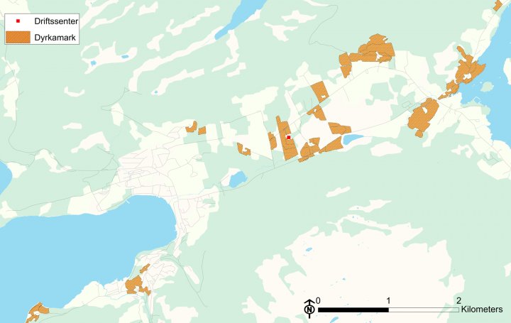 Figur 1: Eksempel på dyrkamarkas beliggenhet i forhold til driftssenteret (avmerket med rødt på kartet). Kartgrunnlag: Statens Kartverk og Skog og landskap. Foto: Unni Støbet Lande