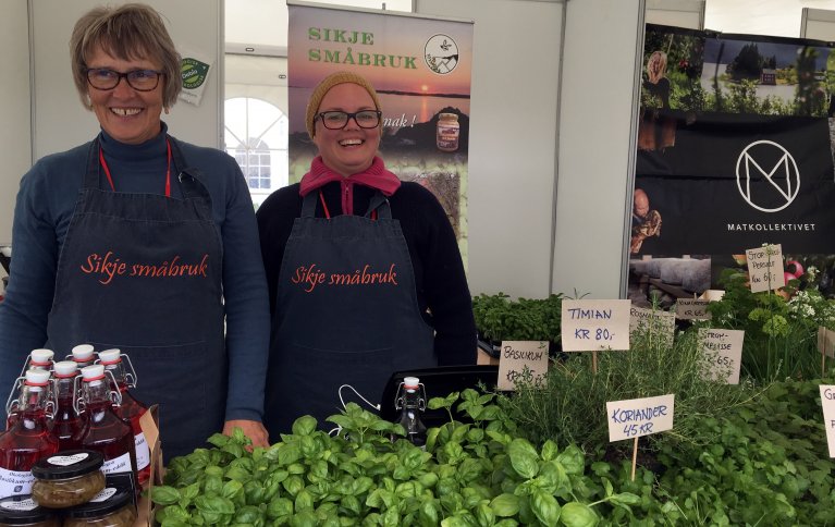 Mor Tove Britt og datter Gina Digernes på Matfestival i Bergen. Sikje småbruk bruker ofte alternative salgskanaler for salg av urter,  honning, epler med mer. Foto: Anita Land