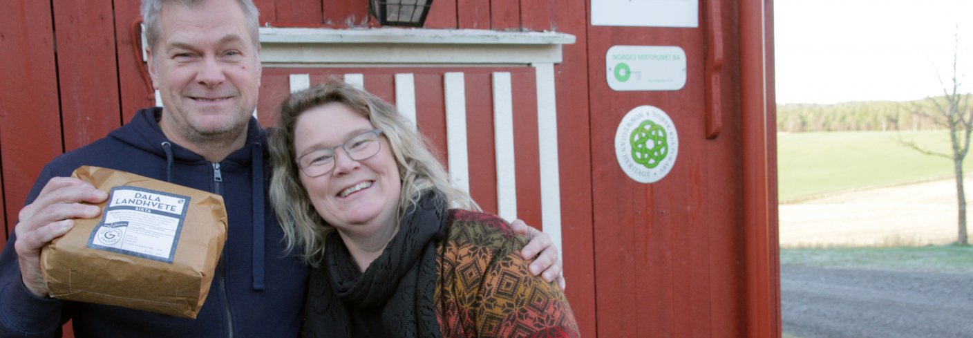 Baker Stig Terje Kristoffersen og kornbonde Torunn Hernes Bjerkem mener at mer norsk korn burde vært brukt til baking. Foto: Anita Land