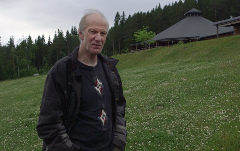 Gardbruker Erik Lindhart i Kløverenga samdrift på Tingvoll gard driver med mjølkeproduksjon i et rundt arealeffektivt fjøs. Fjøset i bakgrunnen. Foto: Tommy Rustad