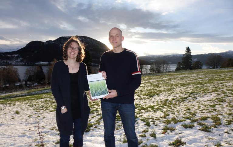 Forskerne Randi Berland Frøseth og Steffen Adler ved NIBIO Tingvoll med rapporten «Kunnskapsbehov i økologisk landbruk». Foto: Jon Schärer