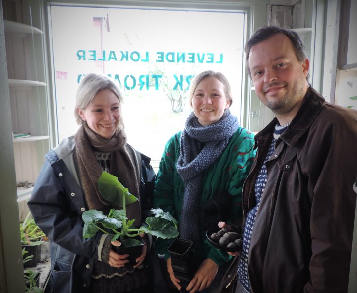 Berit Steenstrup, Maiken Skjørestad Granberg og Stig Krogsæther er pådrivere og deltakere i Dyrk Tromsø. Foto: Kirsty McKinnon