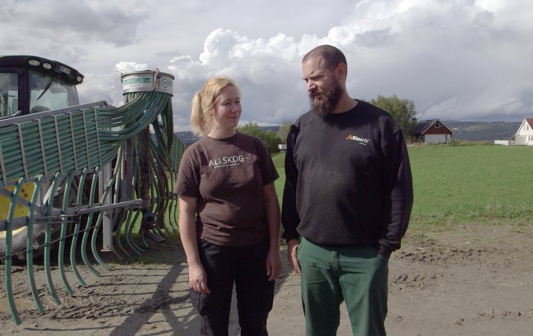 Ingvild Reknes og Jørgen Soknes ved Skaun Økomjølk bruker slangespredning når de skal ha ut møkka. Det er arbeidseffektivt og miljøvennlig. Foto: Tommy Rustad