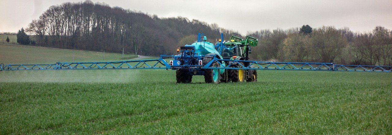 PLANTEVERN PÅ AVVEIE: Det er kun 30-50% av plantevernmidlene som når sitt tiltenkte mål. Resten ender på bakken der stoffene blir spredt via vind, utvasking og avrenning. . Foto: Franck Barske fra Pixabay 