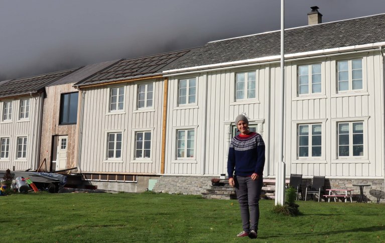 BONDE MED SKAPERGLEDE I FOKUS: Bonde og gründer Marie Teigland på tunet hjemme på Sjurstua i Molde kommune i Møre og Romsdal. Foto: Vegard Botterli