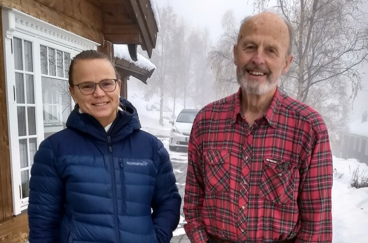 KUNNSKAP I ARV: Anders Hovde har jobbet med forvaltning av myr i en mannsalder. Her med jordforsker Reidun Pommeresche i NORSØK. Foto: Liv Solemdal