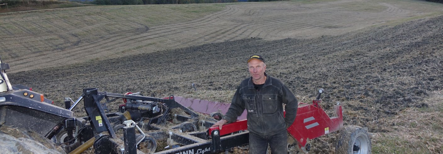 Bonde Kåre Eidsmo i Melhus fra harving mot kveke sist høst. I vår blir det ikke tid til kvekeharving før såing. Foto: Jon Schärer.