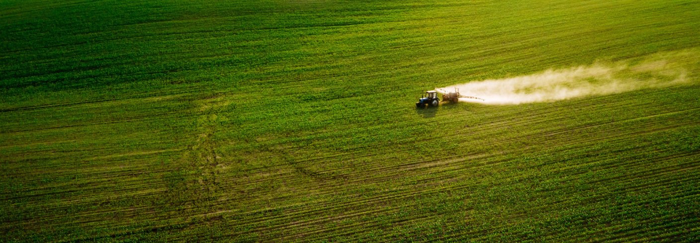 PLANTEVERN PÅ AVVEIE: Kjemisk-syntetiske sprøytemidler som brukes i landbruket sprer seg med vind og vann slik at stoffene havner  helt andre stedet enn der de var tenkt. . Foto: Adobe stock