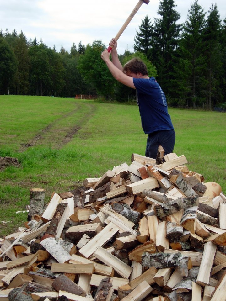 JOBBEN MÅ GJØRES: Simon i full sving med vedklyving i regi av Wwoof Norge og bonde Helen Davey. Foto: Helen Davey