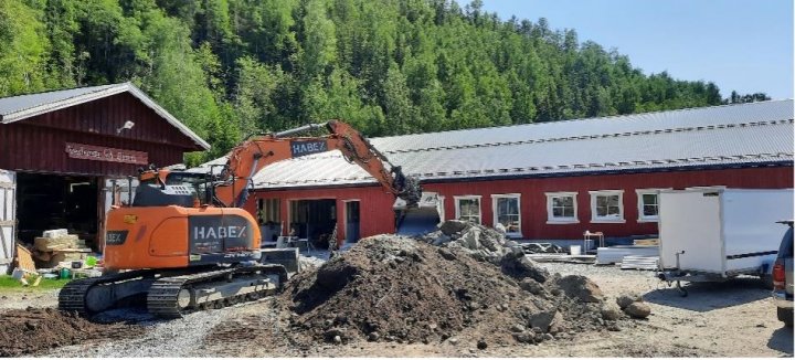 Fjøset tar form, og bøndene håper det er ferdig i løpet av 2023. Foto: Rose Bergslid