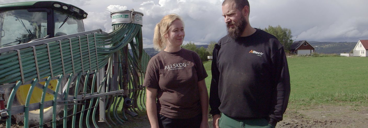 Ingvild Reknes og Jørgen Soknes ved Skaun Økomjølk bruker slangespredning når de skal ha ut møkka. Det er arbeidseffektivt og miljøvennlig. Foto: Tommy Rustad