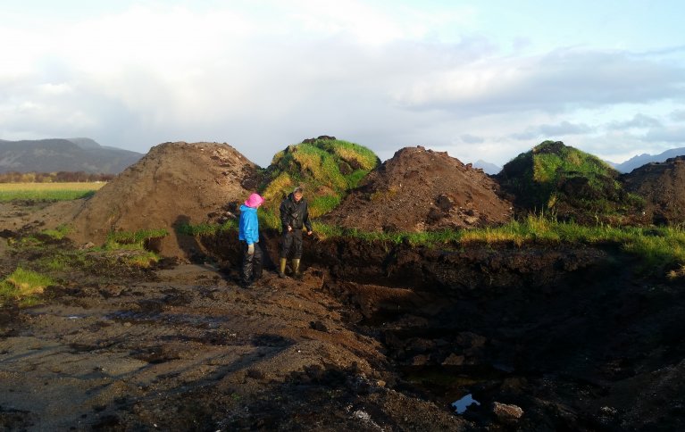 Geir har lagt ned mye arbeid med å grave opp kanaler, sortere og fordele de ulike jordfraksjonene. Foto: Ragnhild Renna, NLR Nord-Norge