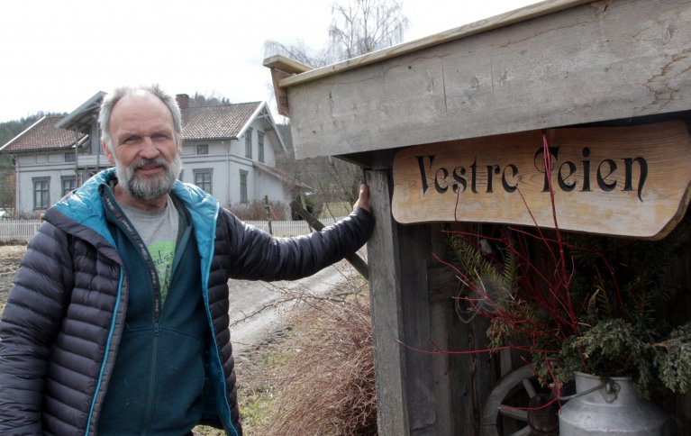 Hans Kristian Teien driver med mjølk og kjøttproduksjon på Vestre Teien i Sande og samarbeider om jord og annet med nabo og grønnsaksbonde Erik Rosnes. Foto: Anita Land