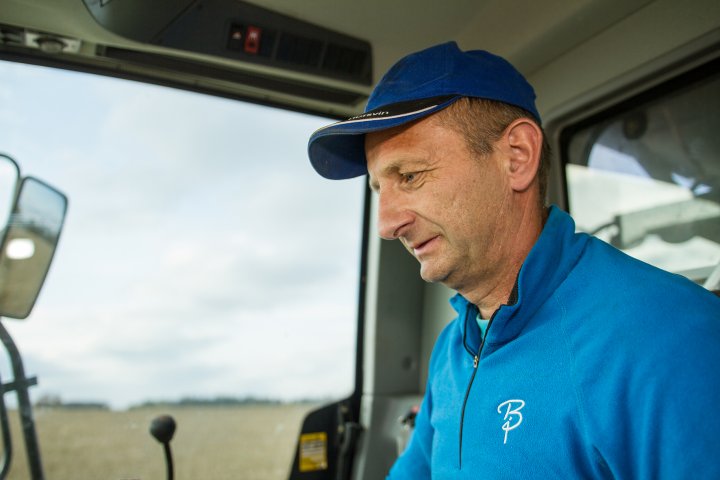 Kjersti og Kristian Narum har deltatt i økologiske korndyrkingskonkurranser to år på rad, og havnet på toppen av seierspallen like mange ganger. Foto: Morten Berntsen