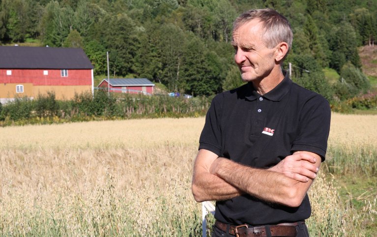 MENNESKEMAT: Arild Mogstad vil dyrke og foredle økologisk matkorn på garden sin i Surnadal i Møre og Romsdal. Foto: Grete Lene Serikstad