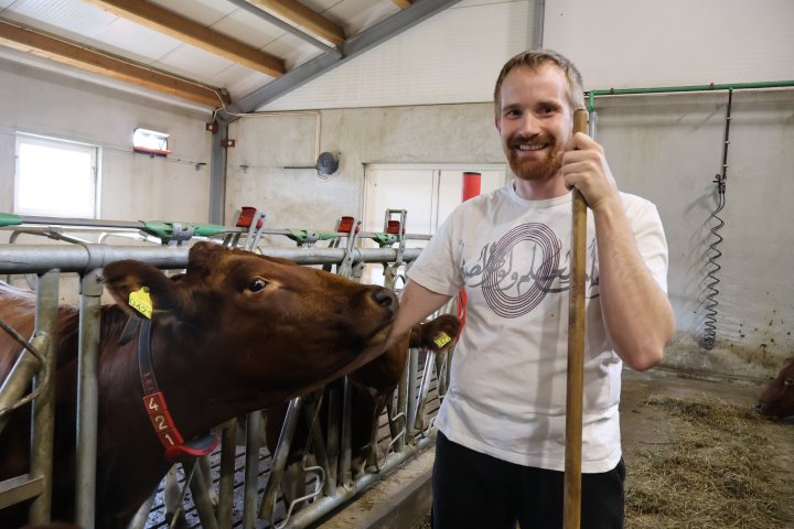 Anders har god kontakt med dyra sine. Den mobile melkeroboten hans er foreløpig kun inne i fjøset hjemme i Etnedal. Foto: Rosann Johanssen