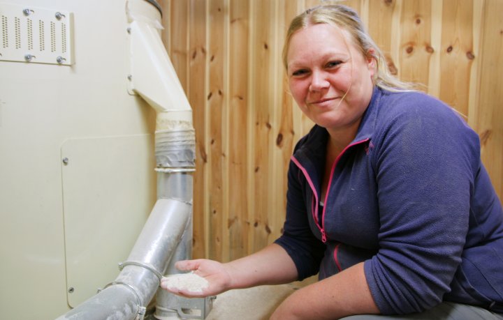 Driftsleder og møller Tina Nilsen ved Sigdal Mølle er spesialist på spesialkorn. Foto: Anita Land