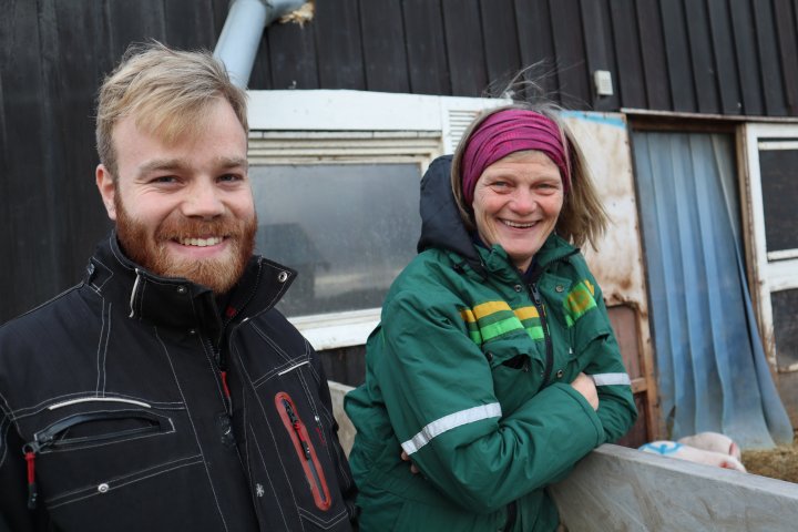 Gårdskaren Chris Tore er en dyktig og viktig medspiller for Guro og drifta. . Foto: Rose Bergslid