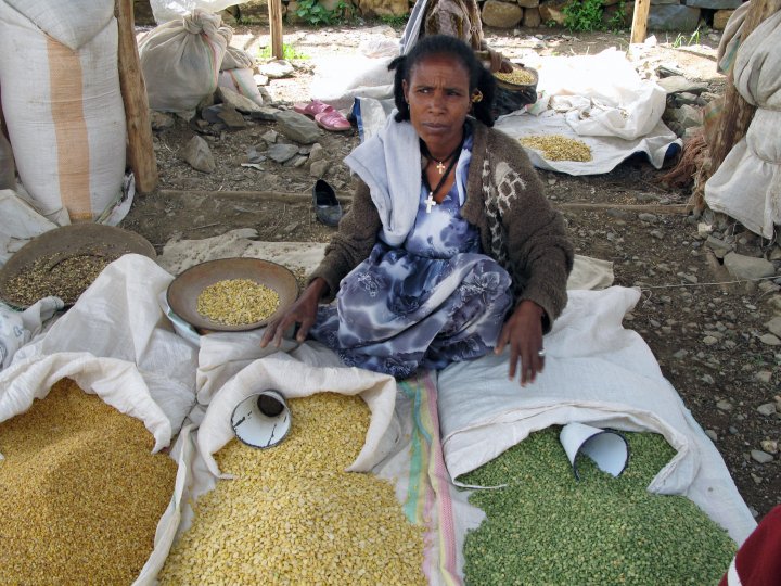 Dyrking av belgvekster øker jordas fruktbarhet. Bildet er tatt fra et marked nord i Etiopia, der linser og bønner er en viktig del av kostholdet. . Foto: Anita Land