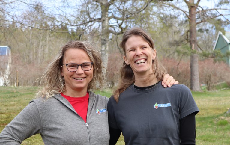 Reidun Pommeresche og Tatiana Rittl forsker på jord og jordhelse ved Norsk senter for økologisk landbruk. . Foto: Vegard Botterli