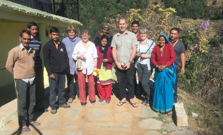 Fire skandinaver på lærerikt besøk i Ramgarh i Himalaya, hos biodynamiske fruktbønder i et kooperativ ledet av rådgivningsorganisasjonen SARG (SUPA Agricultural Research Group). Foto: Anne-Kristin Løes