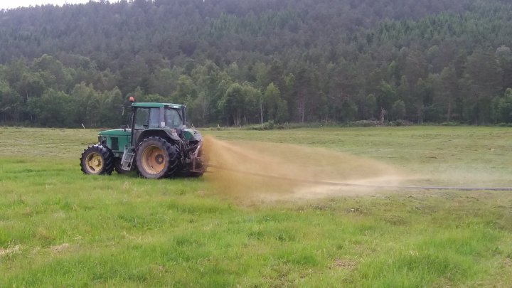 Bruk av tilførselsslange er en miljøvennlig og effektiv måte å spre husdyrgjødsel på. Foto: Ildri Kristine Bergslid