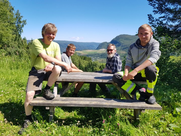 God stemning etter mange tiår med samarbeid. Det er sikkert mange som har litt å lære av samarbeidsevnen til disse karene. Foto: Rose Berslid