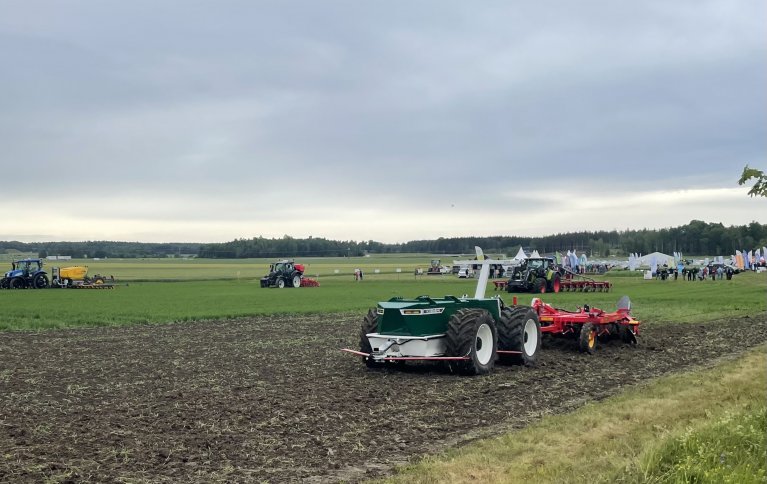 Hundrevis av fagfolk og gårdbrukere var samlet på Brunnby Lantbrukardagar i Västerås, Sverige i starten av juli. En av aktivitetene på messen var en demonstrasjon av tre autonome maskiner som kan peke mot en ny retning for økologisk jordbruk. Foto: Kari Løe