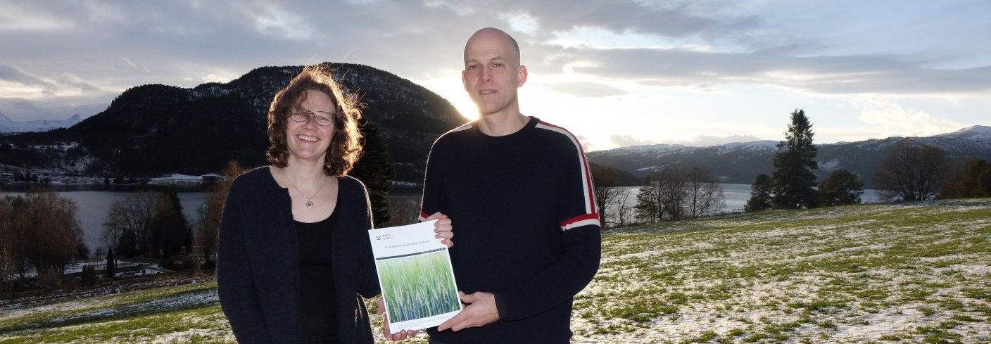 Forskerne Randi Berland Frøseth og Steffen Adler ved NIBIO Tingvoll med rapporten «Kunnskapsbehov i økologisk landbruk». Foto: Jon Schärer