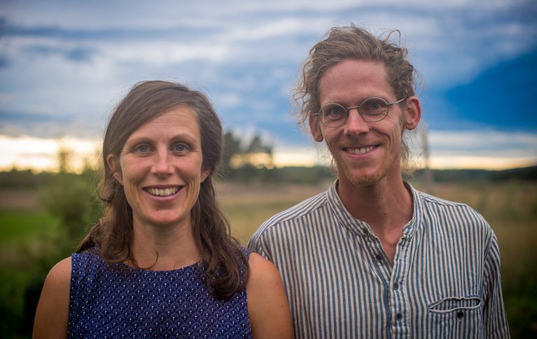 Annevi Sjöberg og Philipp Weiss er forfattere av boka "Skogsträdgården : odla ätbart överallt". Interessen for dyrking i skogshage som det heter på norsk er økende også her i landet. Om du er en av de som er nysgjerrige på skogshage så hører denne boka hjemme i bokhylla . Foto: David Roxendal