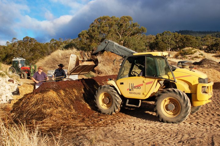 KOMPOST FOR BEDRE JORDHELSE: Biodynamiske vindyrkere fra Granton Vineyard i Australia forbereder en kompostranke.  . Foto: Stefano Lubiana